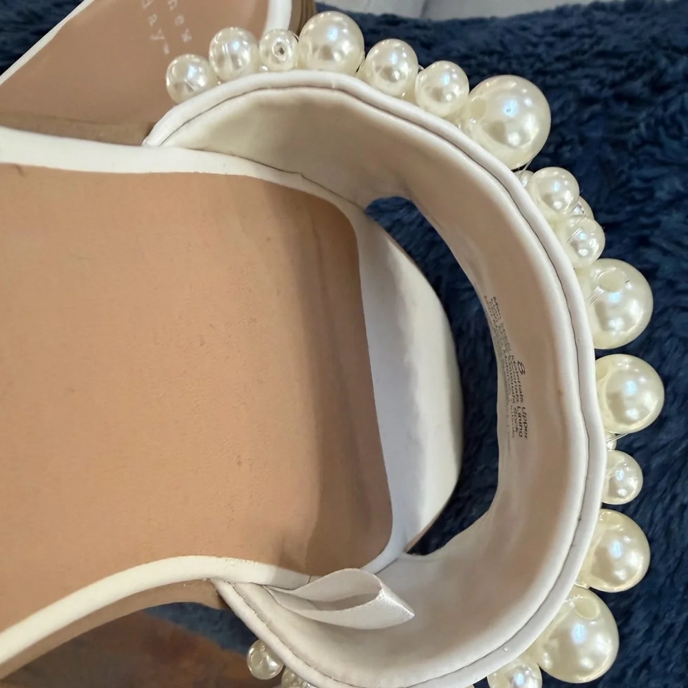 Pearl open toe slides. White 🤍 flip flops with pearls on upper - size 8 New Day - Picture 3 of 4